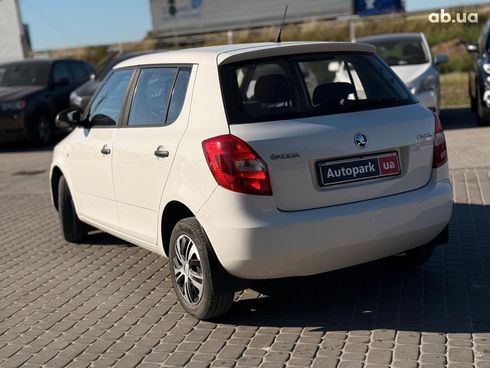 Skoda Fabia 2013 белый - фото 8