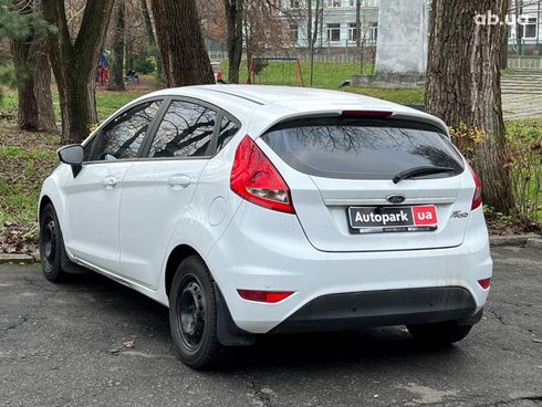 Ford Fiesta 2011 белый - фото 15