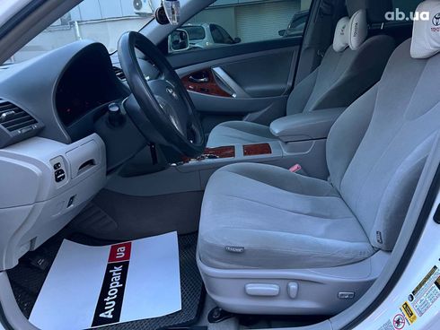 Toyota Camry 2010 белый - фото 82
