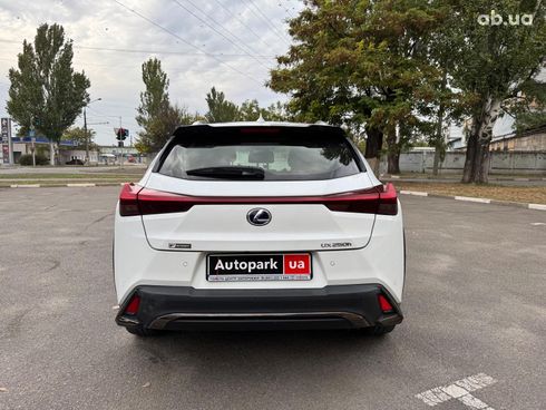 Lexus UX 2018 белый - фото 8