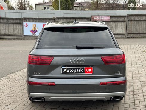 Audi Q7 2018 серый - фото 12