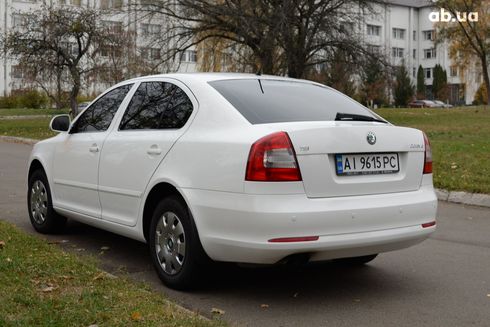 Skoda Octavia 2011 белый - фото 11