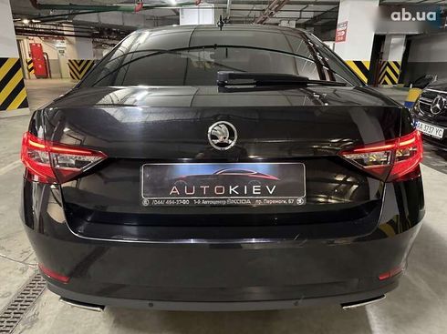 Skoda Superb 2018 - фото 11