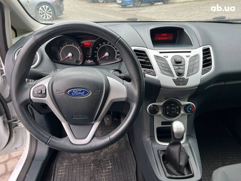 Ford Fiesta 2012 белый - фото 23