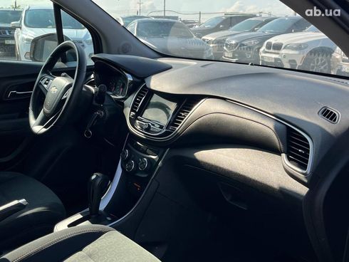 Chevrolet Trax 2018 черный - фото 18