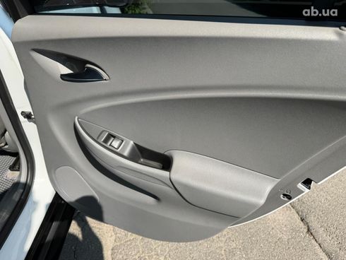 Chevrolet Volt 2017 белый - фото 20