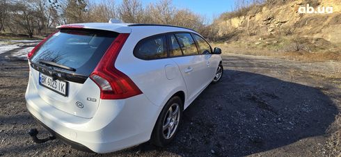 Volvo V60 2011 белый - фото 9