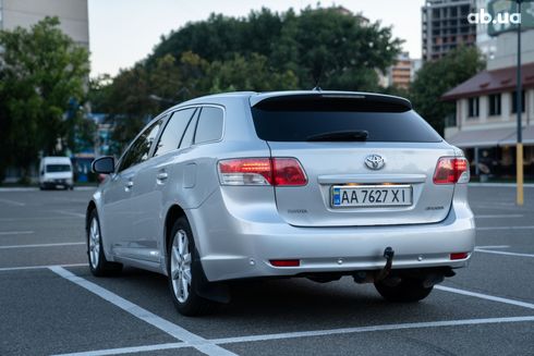 Toyota Avensis 2010 - фото 2