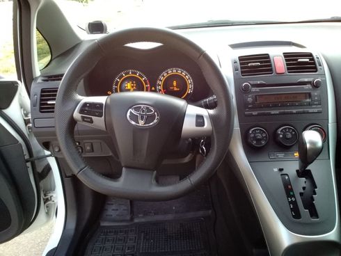 Toyota Auris 2012 белый - фото 10
