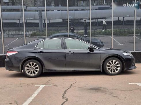 Toyota Camry 2019 - фото 6