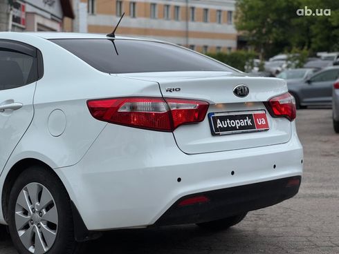 Kia Rio 2013 белый - фото 9
