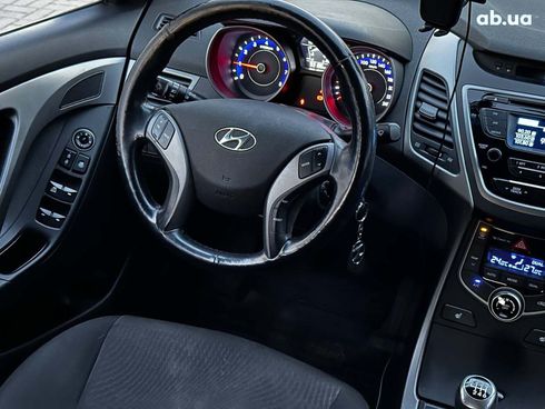 Hyundai Elantra 2015 белый - фото 17