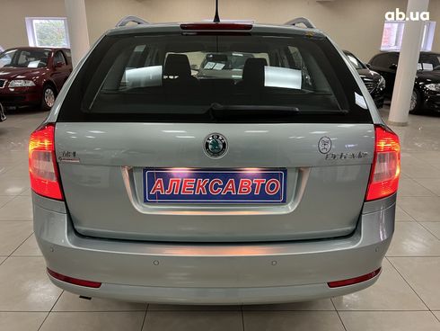 Skoda Octavia 2010 серебристый - фото 6