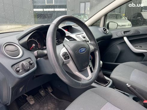 Ford Fiesta 2012 белый - фото 18