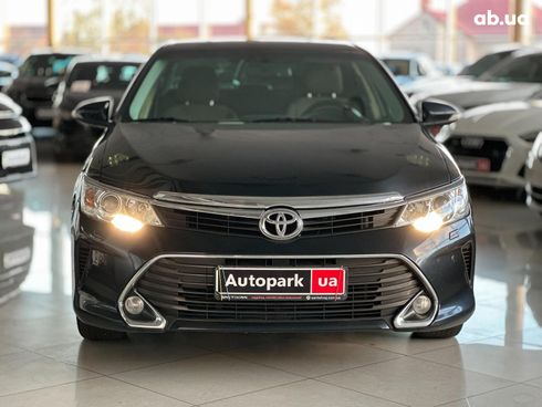 Toyota Camry 2015 серый - фото 2