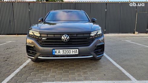 Volkswagen Touareg 2020 серый - фото 2