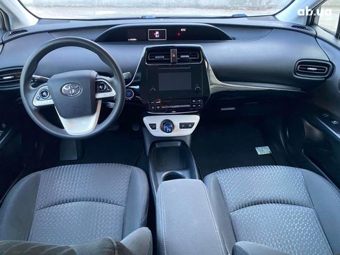 Toyota Prius 2016 серый - фото 14