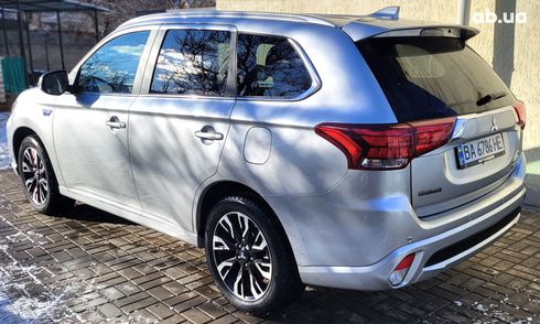 Mitsubishi Outlander PHEV 2017 серебристый - фото 11