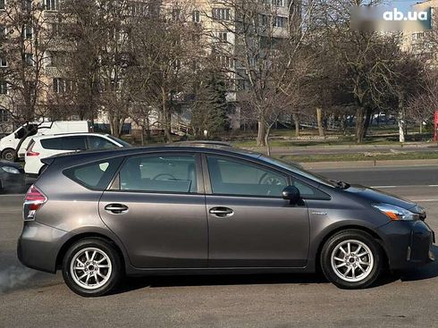 Toyota Prius V 2017 - фото 13