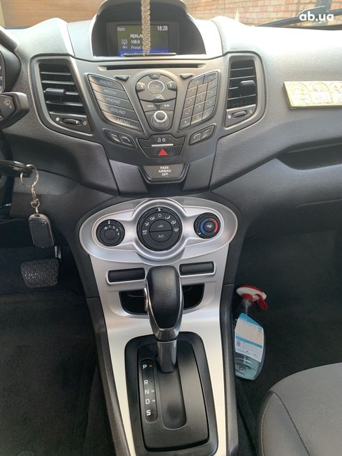Ford Fiesta 2019 серый - фото 16