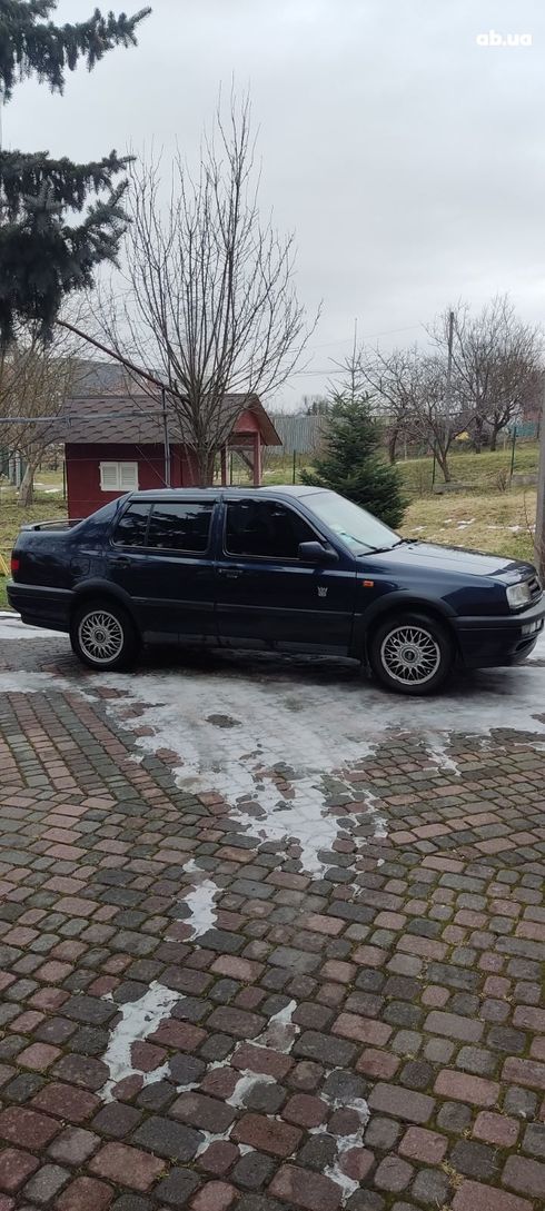 Volkswagen Vento 1994 синий - фото 16