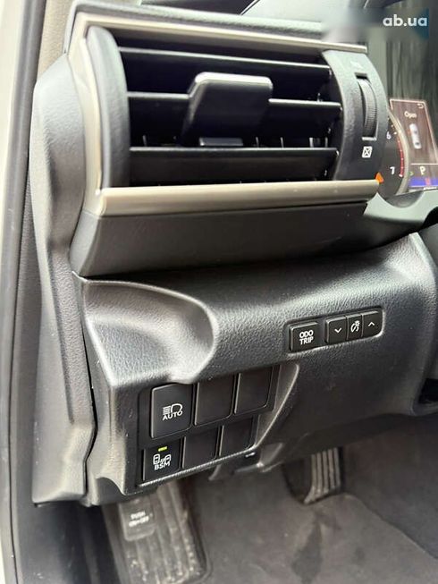 Lexus IS 2018 - фото 22