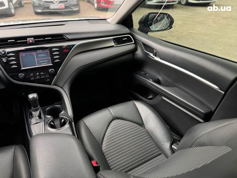 Toyota Camry 2018 серый - фото 42