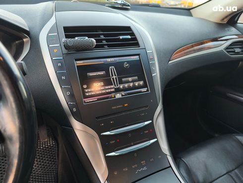 Lincoln MKZ 2015 красный - фото 31