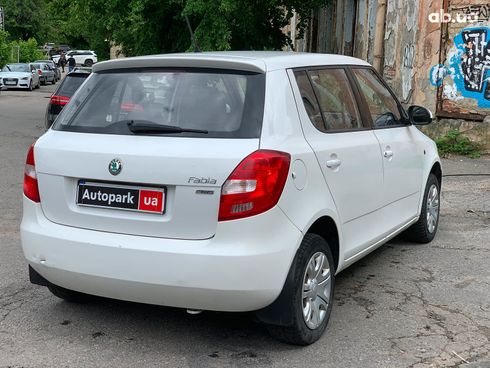 Skoda Fabia 2012 белый - фото 5