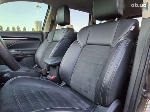 Mitsubishi Outlander 2018 - фото 17