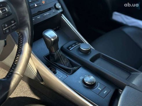 Lexus IS 2017 - фото 17