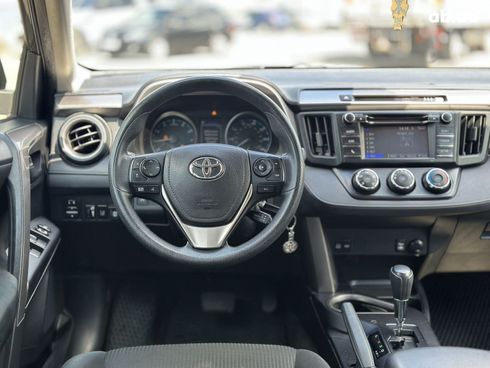 Toyota RAV4 2018 серый - фото 15