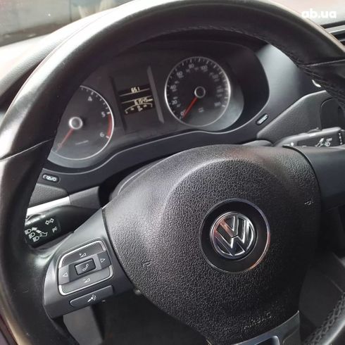 Volkswagen Jetta 2013 красный - фото 16