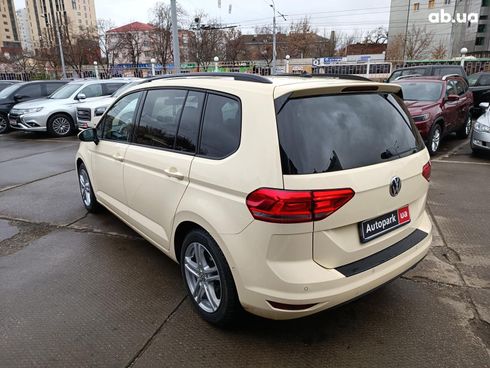 Volkswagen Touran 2017 бежевый - фото 5