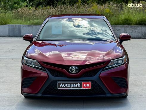 Toyota Camry 2018 красный - фото 2