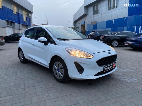 Ford Fiesta 2018 белый - фото 3