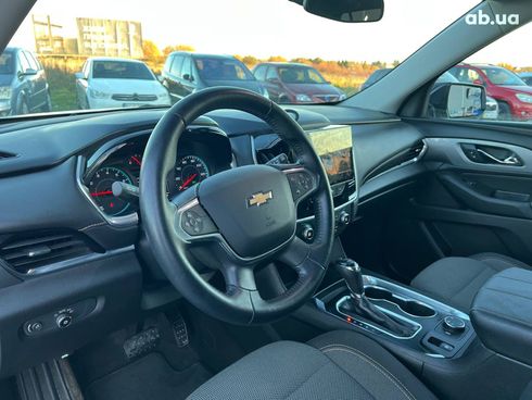 Chevrolet Traverse 2017 серый - фото 17