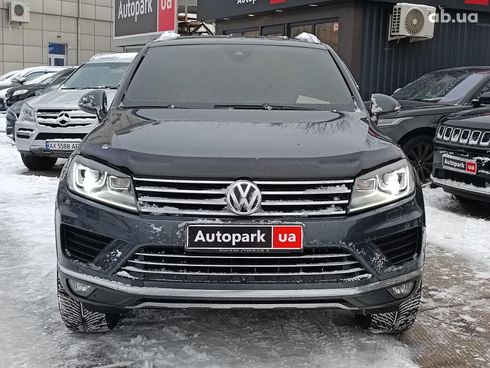 Volkswagen Touareg 2015 серый - фото 2