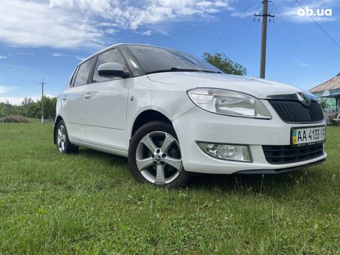 Skoda Fabia 2012 белый - фото 2