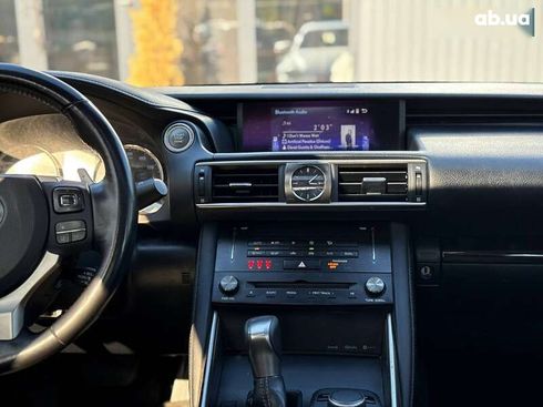 Lexus IS 2017 - фото 16