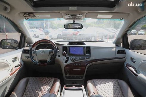 Toyota Sienna 2010 - фото 13