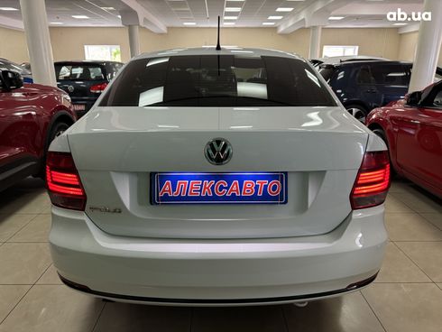 Volkswagen Polo 2017 белый - фото 10