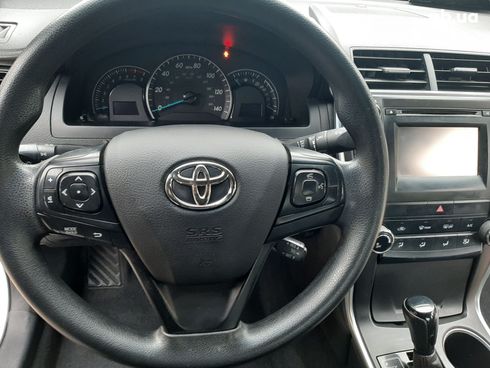 Toyota Camry 2015 белый - фото 8