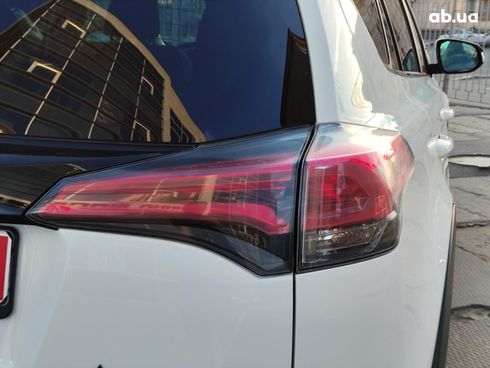 Toyota RAV4 2018 белый - фото 7