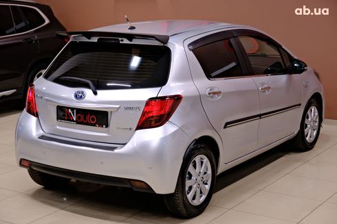 Toyota Yaris 2015 серебристый - фото 6