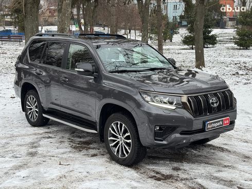 Toyota Land Cruiser Prado 2022 серый - фото 3