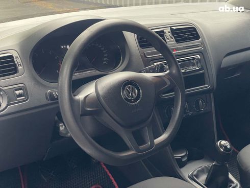 Volkswagen Polo 2015 белый - фото 14