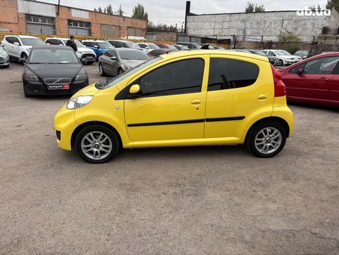 Peugeot 107 2011 желтый - фото 3