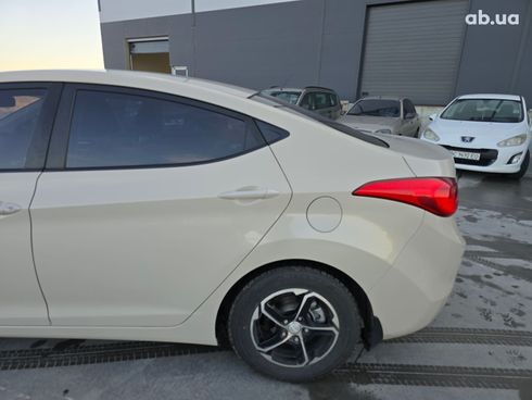 Hyundai Elantra 2012 бежевый - фото 9