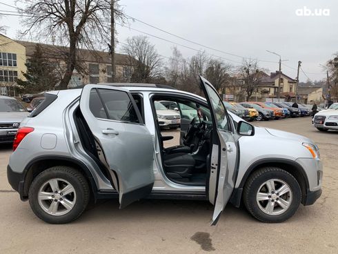 Chevrolet Trax 2016 серый - фото 10